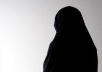ضرب و شتم یک زن مسن محجبه به خاطر داشتن روسری