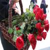 طلاب مدرسه علمیه الزهرا س گناوه به زنان محجبه نوروزی شاخه گل اهدا کردند