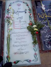 روایتی از تجدید میثاق کارکنان و طلاب مدرسه ریحانه النبی (س) اهرم با شهید سلیمانی از دریچه دوربینهای عکاسی