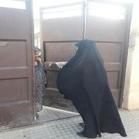شور انتخاباتی بانوی طلبه آباده ای، زنگ بیش از 250 خانه را به صدا درآورد