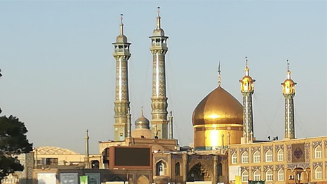 اگر چه درد… اگر چه هزار غم داریم
کنارِ حضرتِ معصومه ما چه کم داریم

کنارِ دخترِ باران و خواهرِ خورشید
بهشت حرفِ کمی هست تا حرم داریم