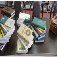 سمنان اهدا کتاب به کتابخانه مدرسه علمیه فاطمیه گرمسار