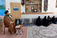 استاد در مسائل اخلاقی و تربیتی همراه طلبه باشد